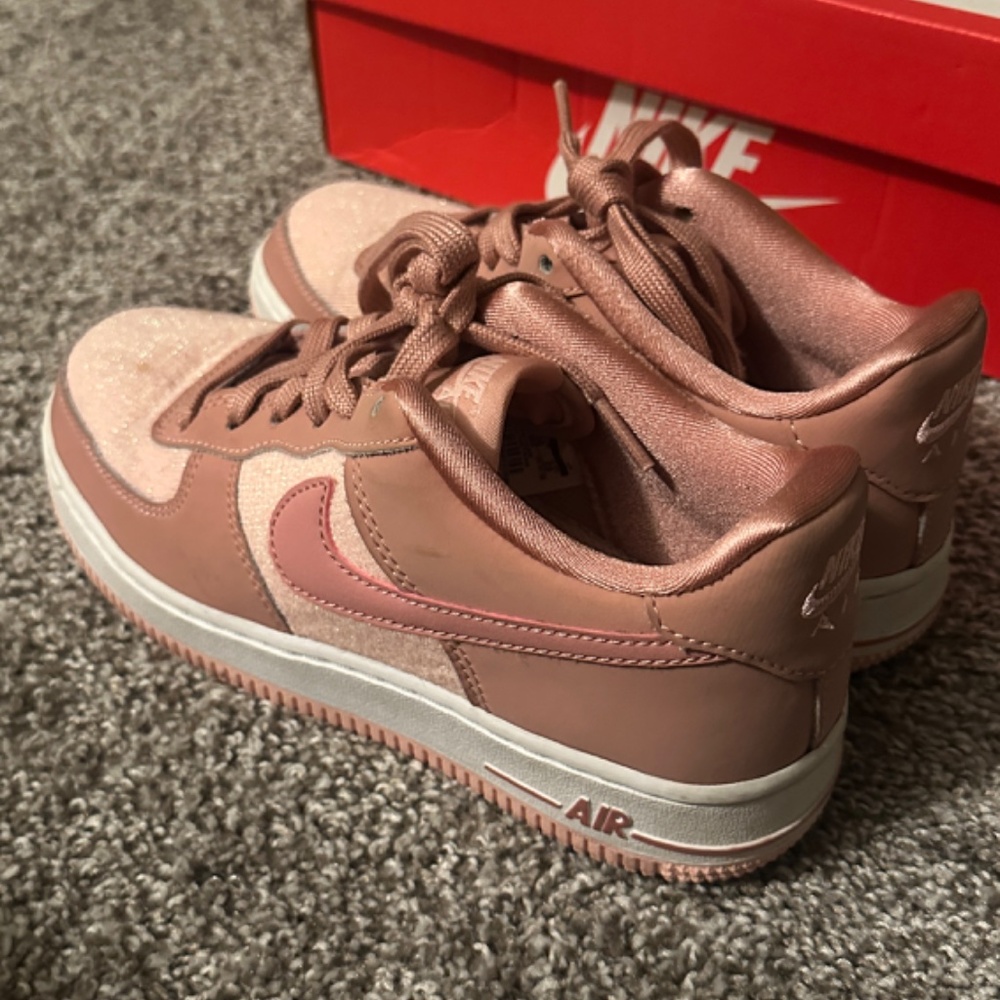 Pink Nike shoes - Picture 2 of 6